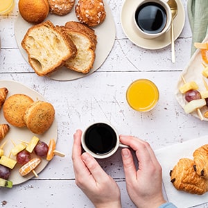 Découvrez comment vous réunir en entreprise avec convivialité autour d'un petit déjeuner