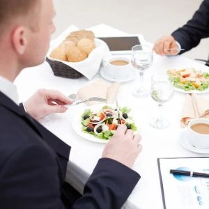 Comment organiser un repas d'affaires pour ses clients ou ses partenaires Nos conseils pour vous aider à organiser un repas d'affaires avec vos clients ou vos partenaires